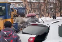 Požar na automobilu – obližnji rovokopač spašava situaciju