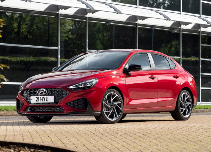 Hyundai-i30_Fastback-1