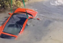 Izgubio kontrolu nad Porscheom. Iz rijeke ga vadili dizalicom (video)
