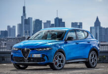 Naglo stisnuo kočnicu na blatnjavoj cesti. Toyota proklizala i sletila sa puta (video)