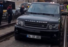 Slabi živci i i žurba mogu završiti jako loše. Pokušao zaobići gužvu i zaglavio Range Rover između tramvajskih šina (video)