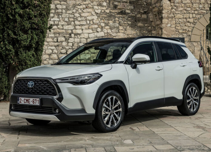 Toyota-Corolla_Cross_2-696x502