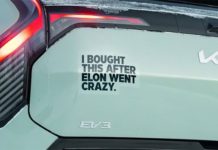 Kia se narugala s Teslom: Objavila je sliku sa spornom naljepnicom pa je ipak povukla…