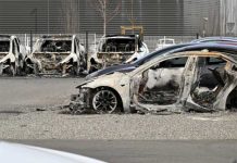 Desetak Teslinih automobila zapaljeno ispred salona u Francuskoj